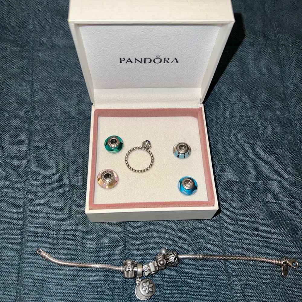Pandora set-bracelet with charms and 2 rings
